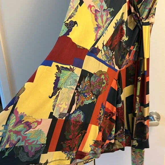 Save the Queen - Picture 3 of 10